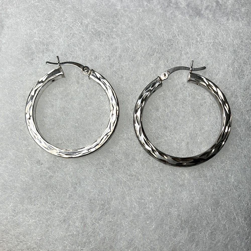 NWT .925 silver hoop earrings with wave pattern.